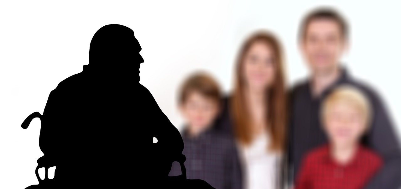 Старческая агрессия у родственника: что делать и что важно знать?